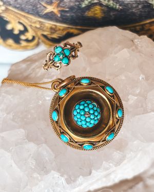 Image post by @maejeanvintage on Instagram