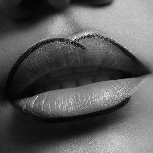 Image post by @tonimaltmakeup on Instagram