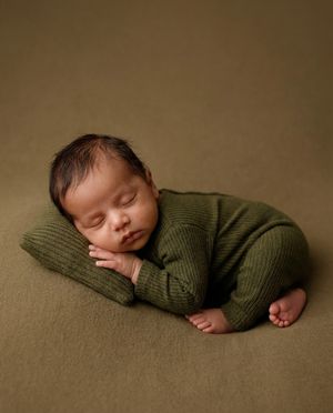 Image post by @newbornbabyphotographystudio on Instagram
