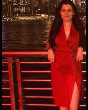 Image post by @zarinamunavarzadeh_official on Instagram