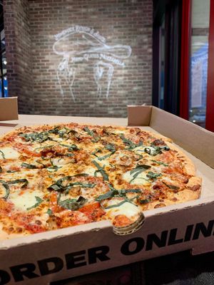 Image post by @parryspizza on Instagram