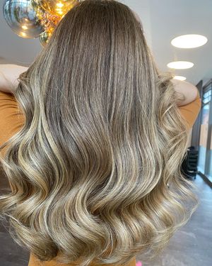 Image post by @enjoyhairstyling.aalen on Instagram