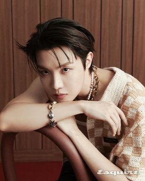 Image post by @esquire.korea on Instagram
