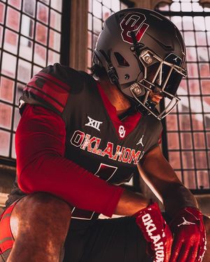 Image post by @coolestcollegefootballuniforms on Instagram