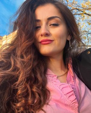 Image post by @zarinamunavarzadeh_official on Instagram