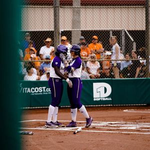 Image post by @uwsoftball on Instagram