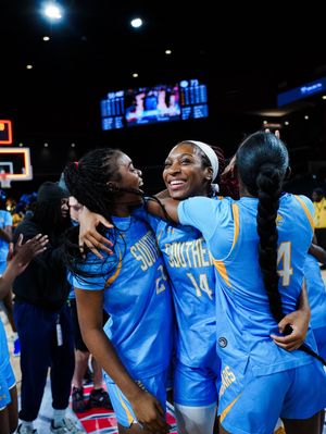 Image post by @shotbymonii on Instagram