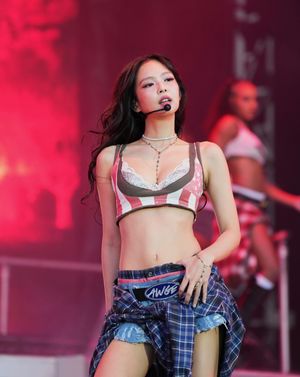 Image post by @ellemenhk on Instagram