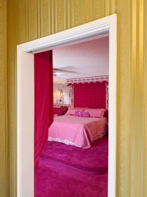 Image post by @aprettycoolhoteltour on Instagram