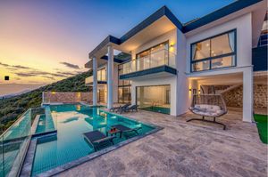 Image post by @kellyraaberealestate on Instagram