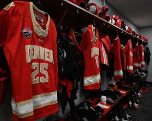 Image post by @du_hockey on Instagram