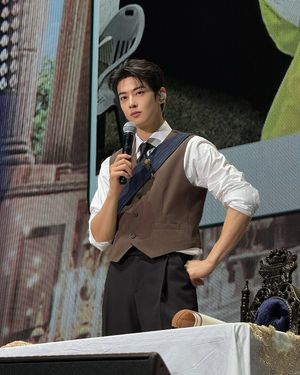 Image post by @ellemenhk on Instagram