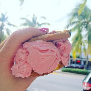 Image post by @insomniacookies on Instagram