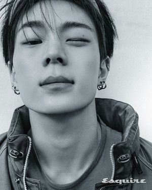 Image post by @esquire.korea on Instagram
