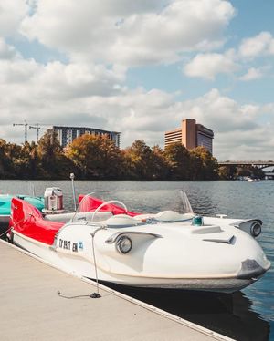 Image post by @retroboatrentalsatx on Facebook