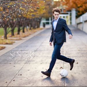 Image post by @seniorsbyphotojeania on Instagram