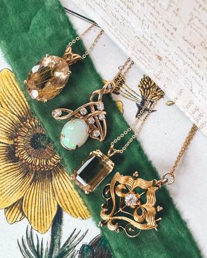 Image post by @maejeanvintage on Instagram