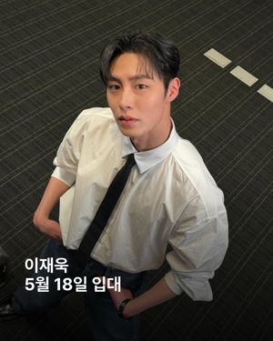Image post by @esquire.korea on Instagram