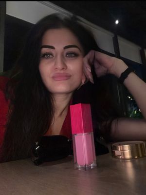 Image post by @zarinamunavarzadeh_official on Instagram
