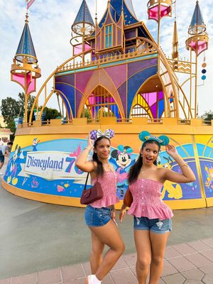 Image post by @andreaselenatwins on Instagram