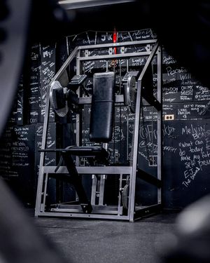 Image post by @warhousebarbell on Instagram
