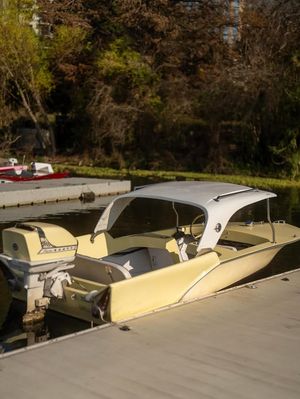Image post by @retroboatrentalsatx on Facebook
