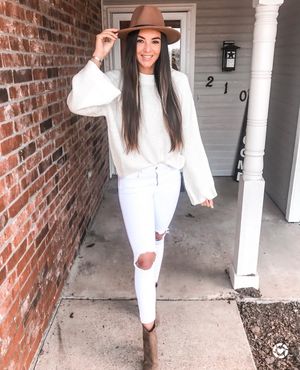 Image post by @sabrinanoellee on Instagram
