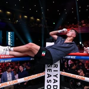 Image post by @zuffaboxing on Facebook