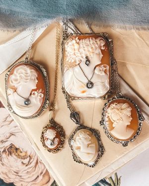 Image post by @maejeanvintage on Instagram