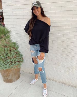Image post by @sabrinanoellee on Instagram