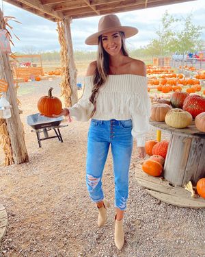 Image post by @sabrinanoellee on Instagram