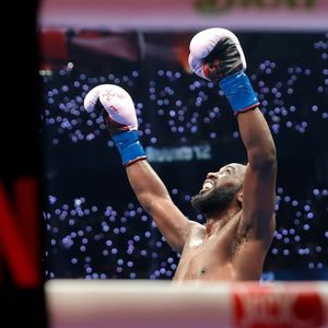 Image post by @zuffaboxing on Facebook