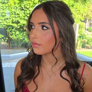 Image post by @naomilouisemakeup on Instagram