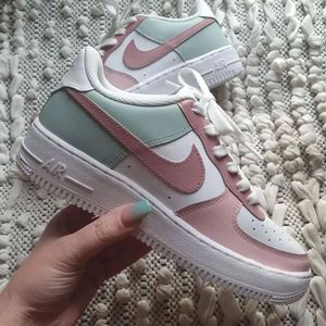 Image post by @chickmakescustomkicks on Instagram