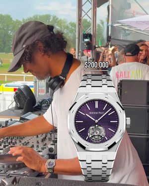 Image post by @celebwatchspotter on Instagram
