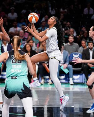 Image post by @lizzyhcreates on Instagram