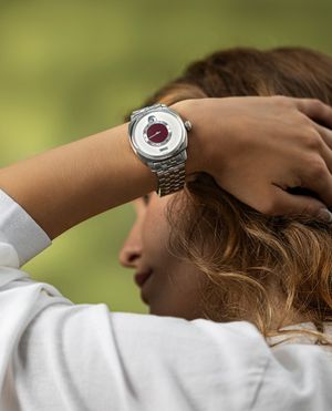 Image post by @fearswatches on Instagram