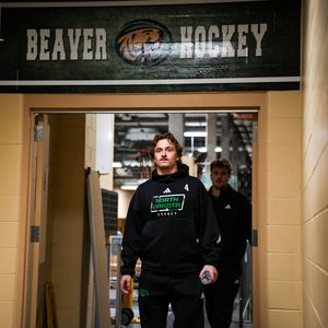 Image post by @UNDmhockey on Twitter/X