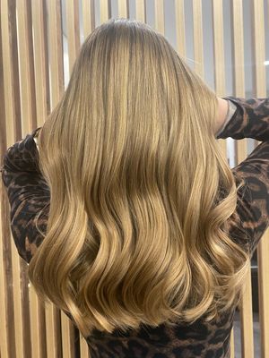 Image post by @enjoyhairstyling.aalen on Instagram