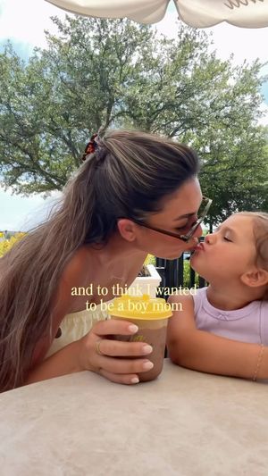 Video post by @sabrinanoellee on Instagram