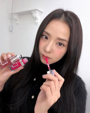 Image post by @ellemenhk on Instagram