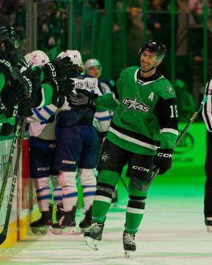 Image post by @txstarshockey on Instagram