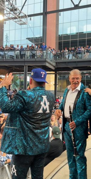 Image post by @rangersdetexas on Facebook