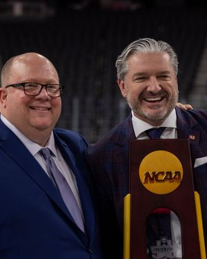 Image post by @du_hockey on Instagram