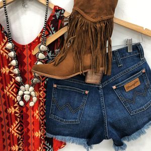 Image post by @shopfillyflair on Instagram