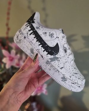 Image post by @chickmakescustomkicks on Instagram