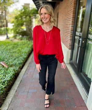 Image post by @shopleetracy on Facebook