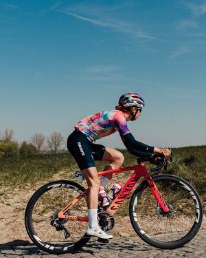 Image post by @wmncycling on Instagram