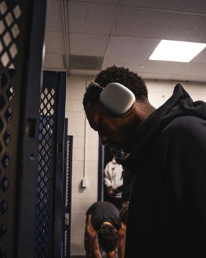 Image post by @uw_mbb on Instagram