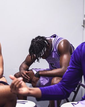 Image post by @uw_mbb on Instagram